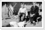 Josef Sailer und Wilfried Späth im Hofe von der Bäckerei Fleig mit kleinen Hunden